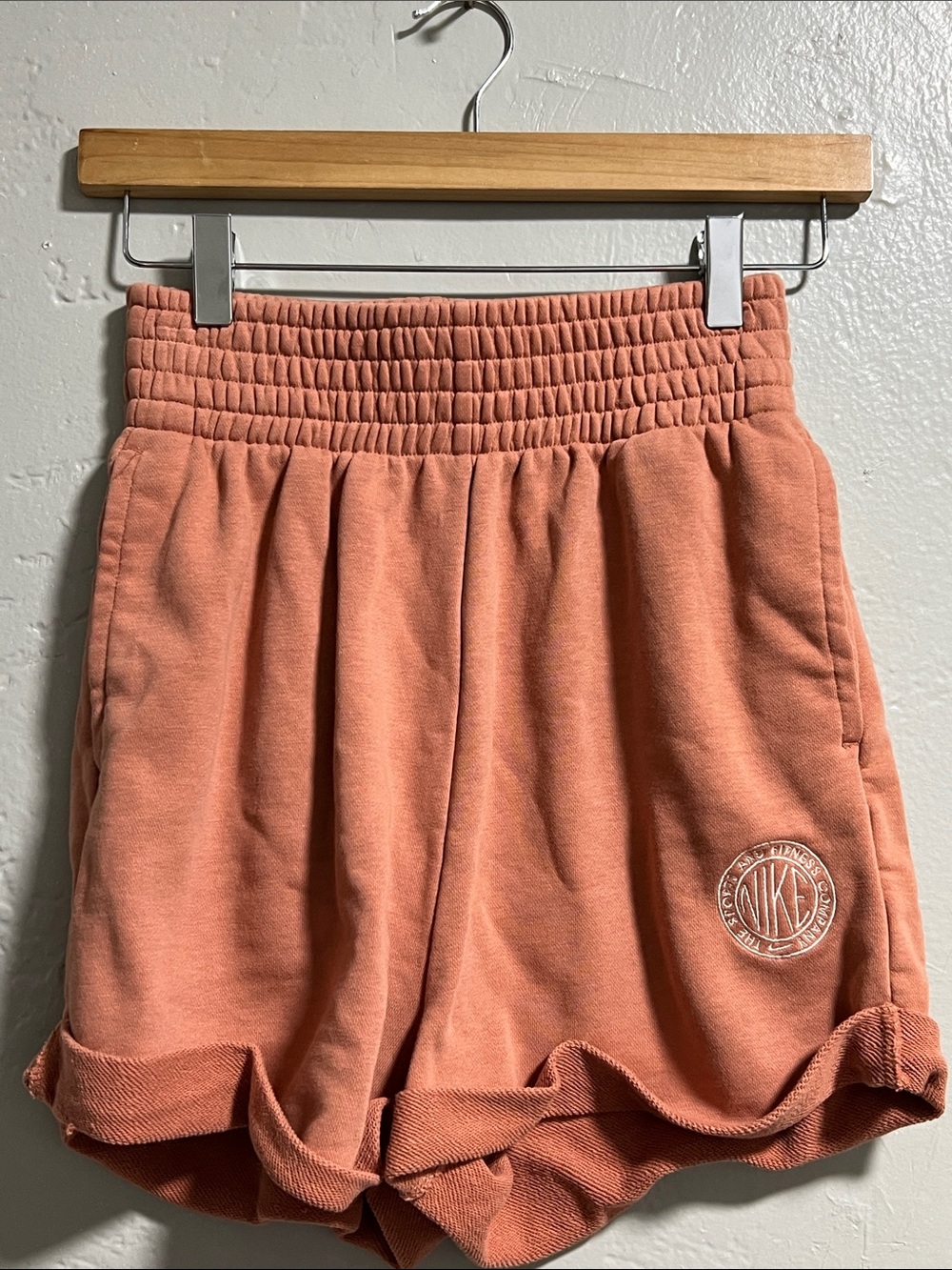 Nike Sportswear Femme French Terry orange shorts featuring a high-rise waist XS - Picture 3 of 7